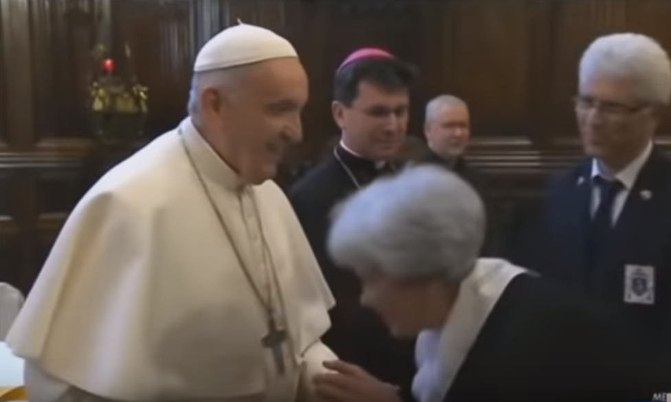 Papa Francisco recusa beija-mão de fiéis e vídeo viraliza - Goiânia