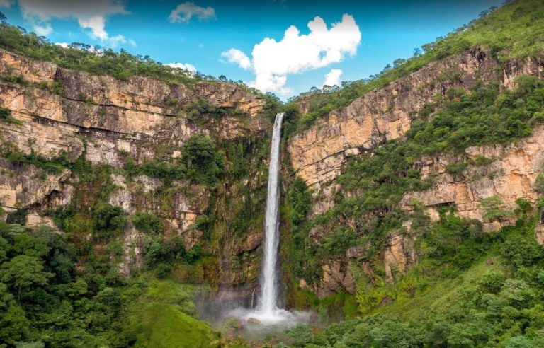 Destino pertinho de Brasília se destaca no turismo em Goiás com lagos azuis cristalinos, grutas e cachoeiras