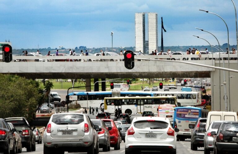 Motoristas podem receber desconto de até 40% nas multas de trânsito em Brasília