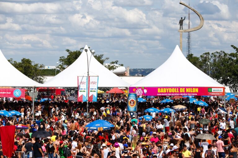 Babydoll de Nylon abre as comemorações do carnaval de rua em Brasília