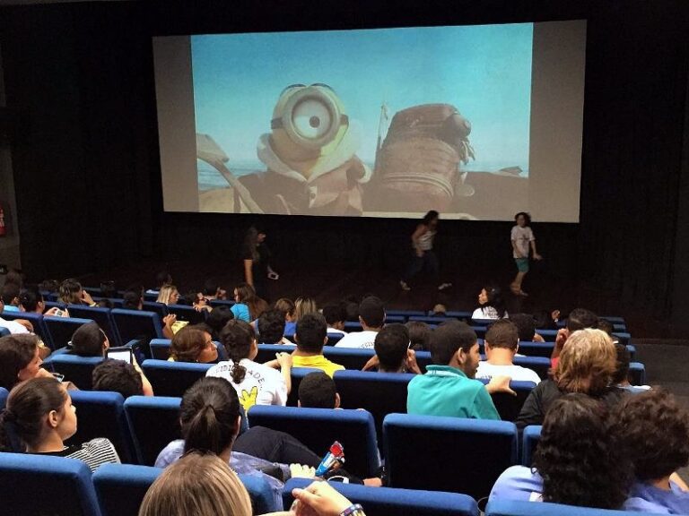 Sessão Azul exibe o filme Lego Batman para crianças com autismo em Brasília