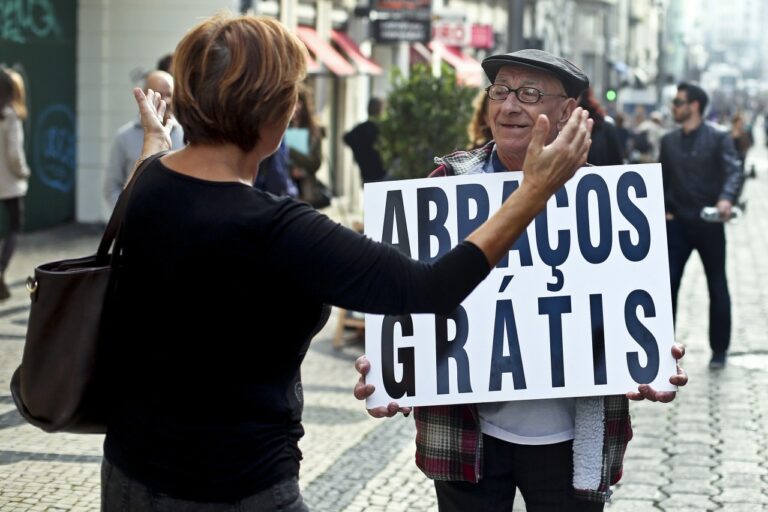 Ação na Rodoviária de Brasília comemora o Dia do Abraço