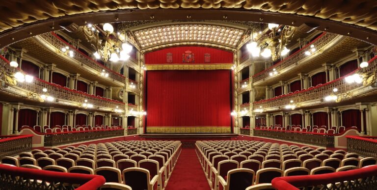 Espetáculo de comédia sobre a busca de likes nas redes sociais será apresentado no teatro em Brasília
