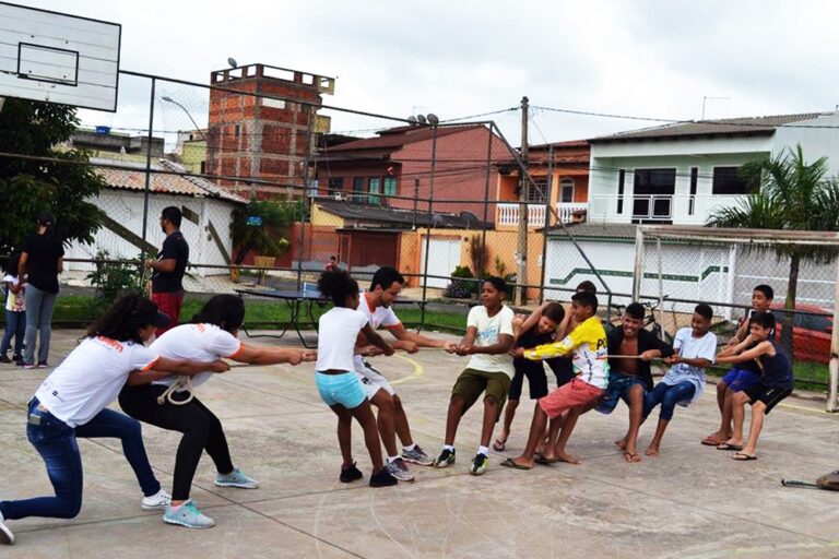 Projeto Curumim leva brincadeiras de rua e jogos populares para as crianças em Samambaia
