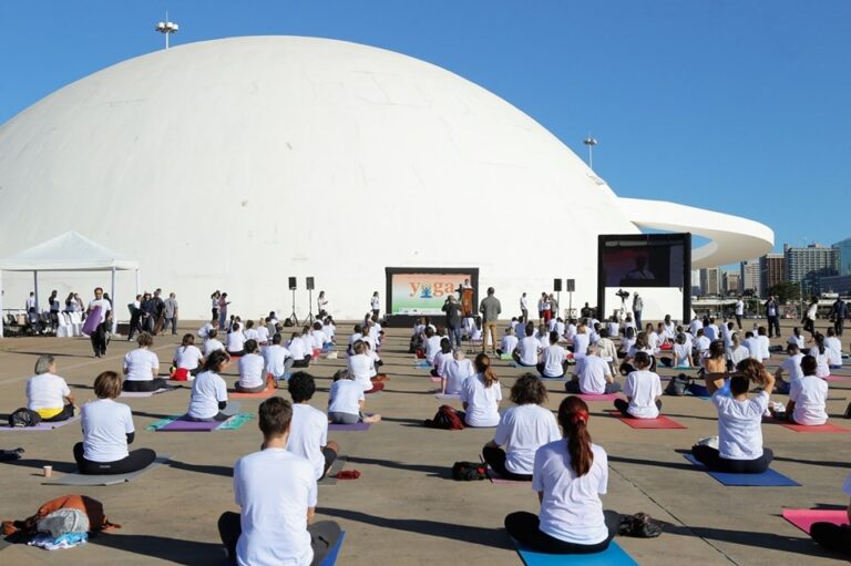 Embaixada da Índia promove aulão gratuito de yoga em Brasília