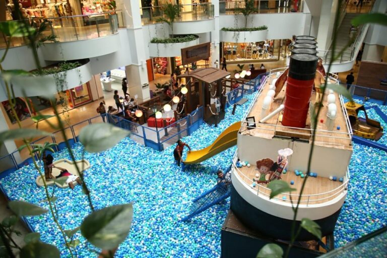 Shopping de Brasília recebe atração com personagens do filme Hotel Transilvânia
