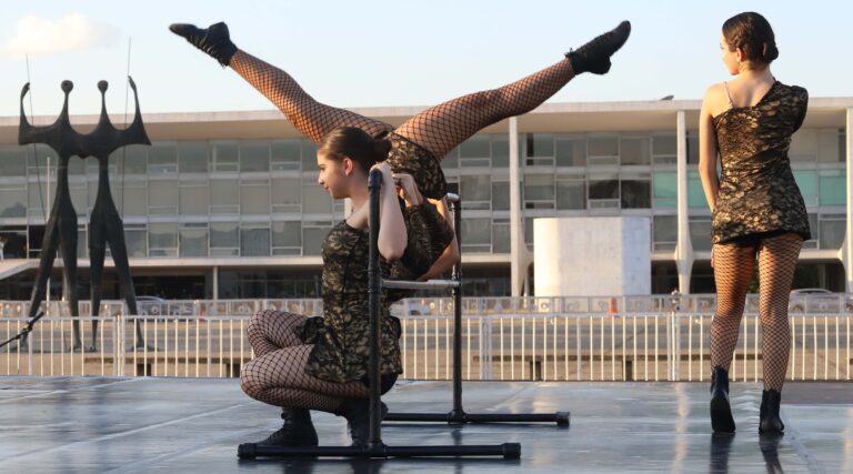 Arte no Cat: companhia de dança faz apresentação gratuita em ponto turístico de Brasília