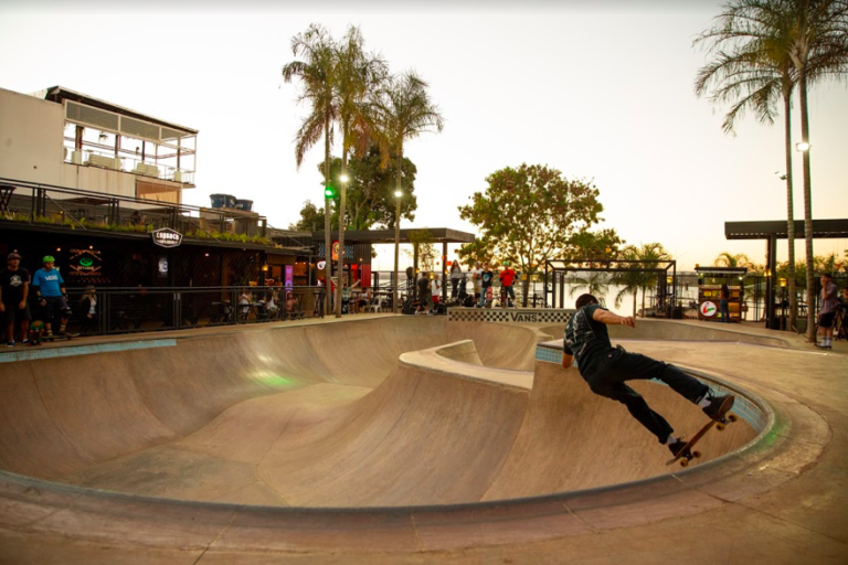 Evento em Brasília anima o público com skate, música e outras atividades