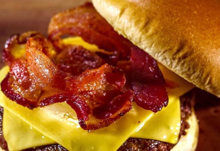 Hamburgueria reinaugura em Brasília com sanduíche a R$2