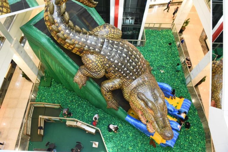 Mega escorregador de seis metros de altura agita férias das crianças em Brasília