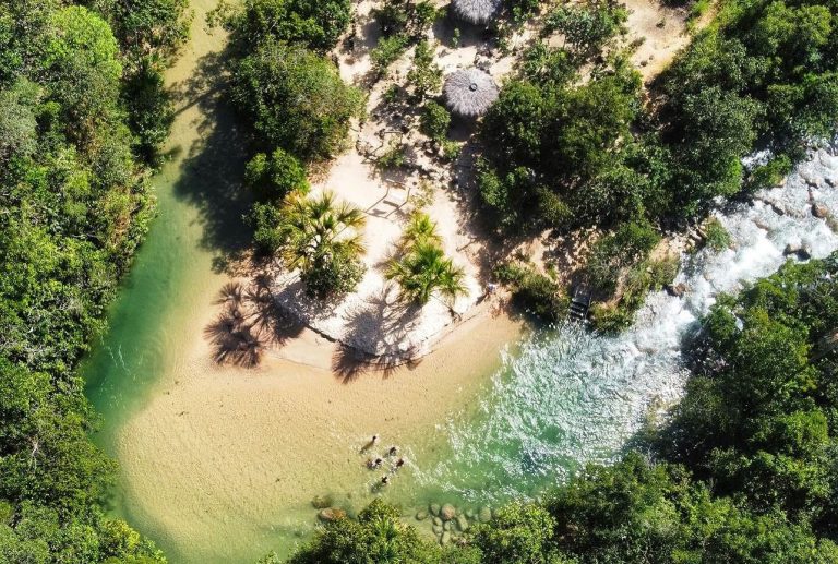 Praia de águas cristalinas é o destino perfeito para os brasilienses aproveitarem neste feriado