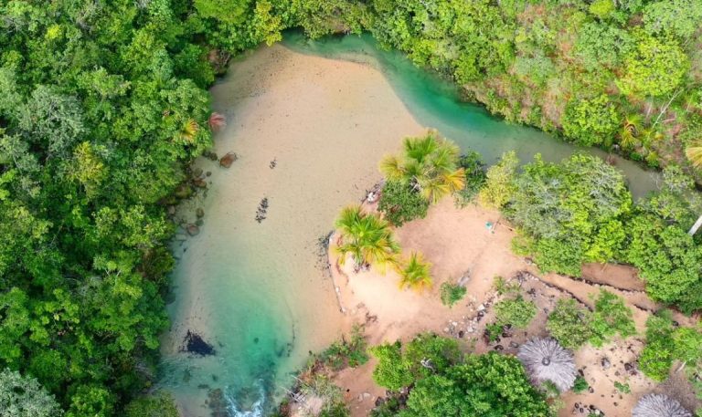 Praia de águas cristalinas é o destino perfeito para os brasilienses aproveitarem nestas férias