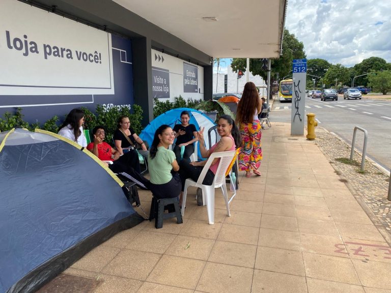 Alunos dormem em fila de cursinho pré-vestibular para conseguir até 70% de desconto
