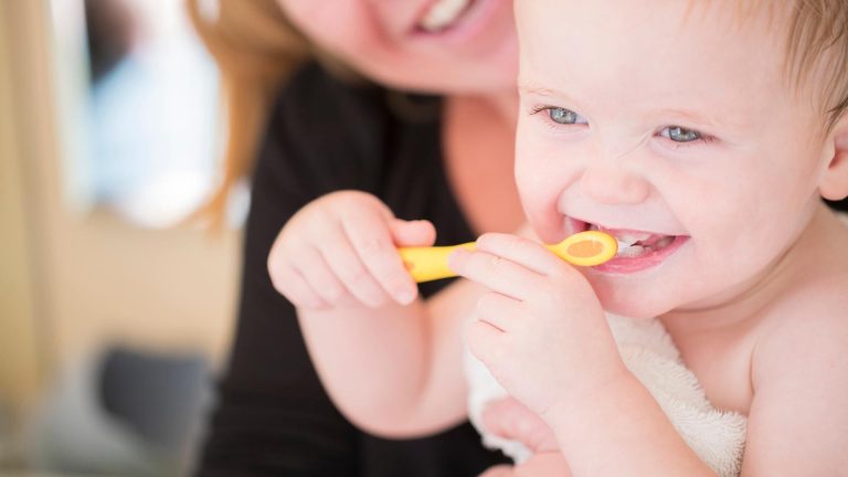 Bebês precisam escovar os dentes? Entenda!
