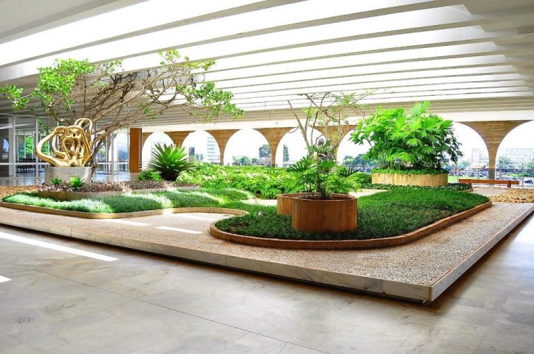 Conheça o jardim secreto em Brasília que tem belas obras de arte e uma vista incrível