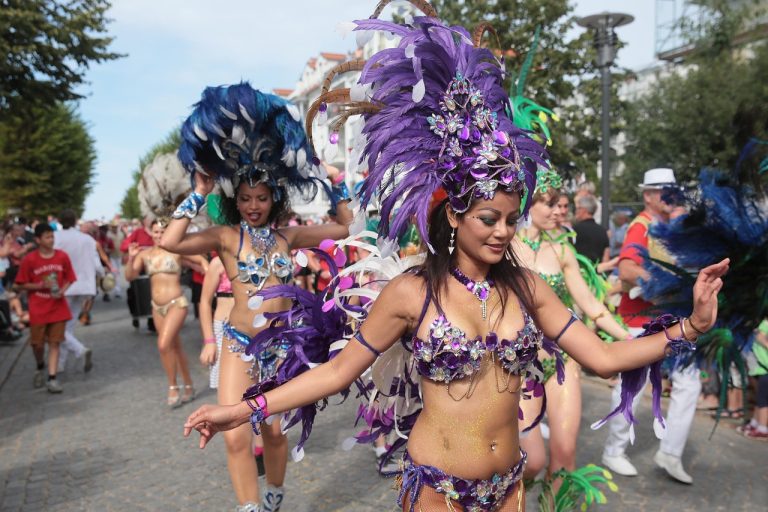 Aniversário de Brasília: desfiles de Escolas de Samba abrem comemorações