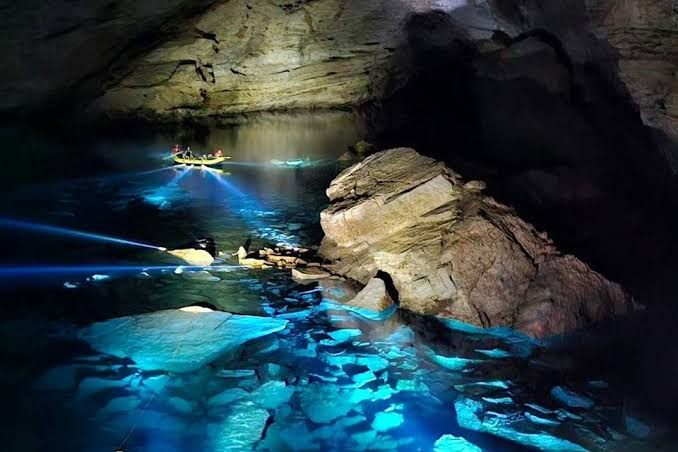 Conheça a caverna com águas cristalinas pertinho de Brasília