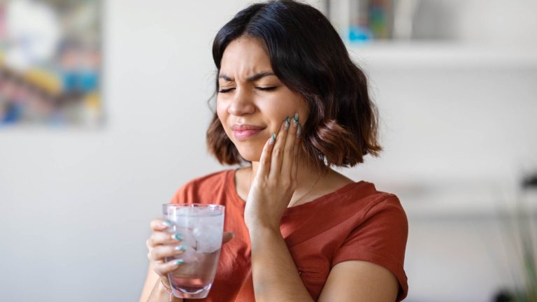 Dor no dente ao consumir algo muito quente ou gelado? Você não está sozinho!