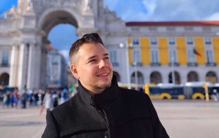 Cantor brasiliense se destaca na cena musical de Lisboa e consolida carreira internacional