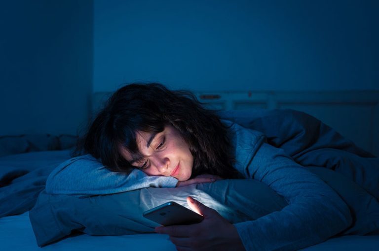 A luz do celular antes de dormir está sabotando o seu sono (e o que fazer sobre isso)