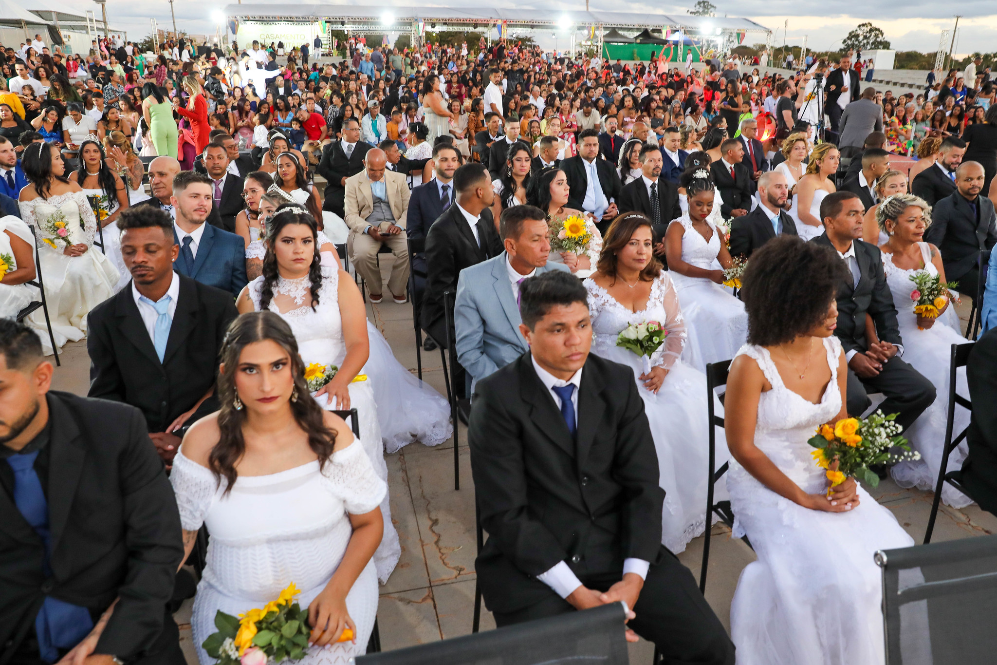 Amor em alta: Casamento comunitário une 100 casais na Concha