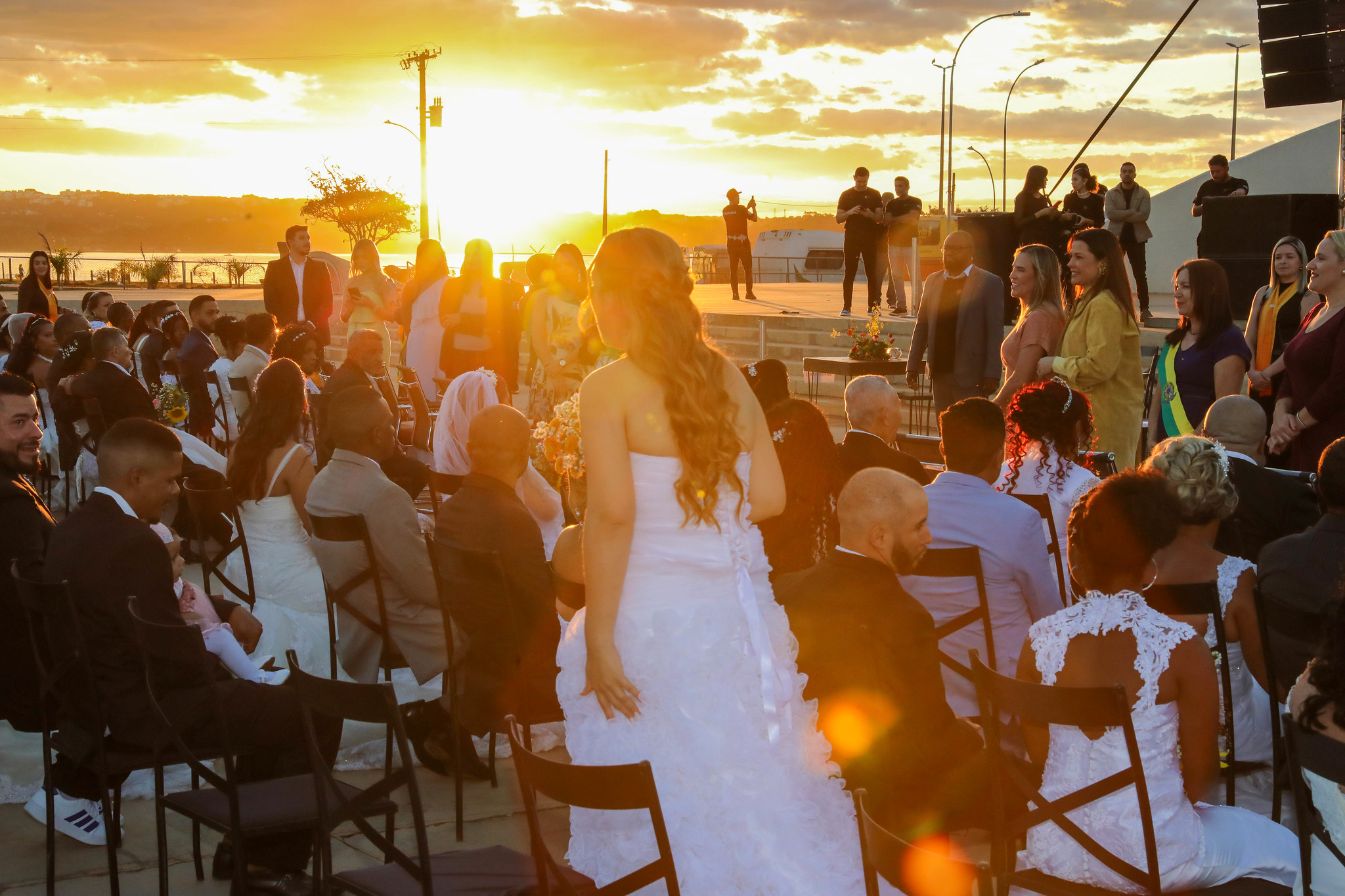Amor em alta: Casamento comunitário une 100 casais na Concha
