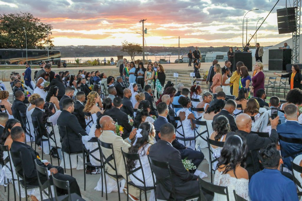 Amor em alta: Casamento comunitário une 100 casais na Concha