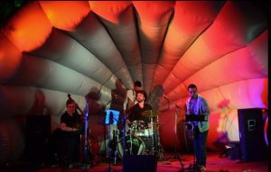 Buraco do Jazz está de volta com música, charme e céu aberto na Esplanada