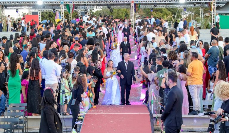 Amor em alta: Casamento comunitário une 100 casais na Concha Acústica de Brasília