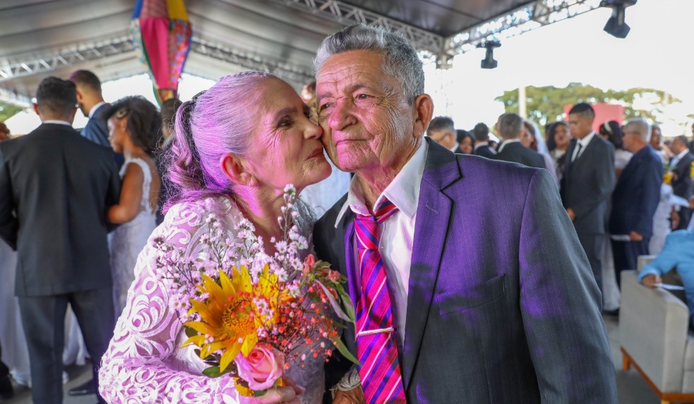 Amor em alta: Casamento comunitário une 100 casais na Concha Acústica de Brasília