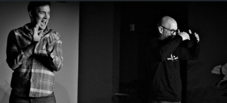 Stand up em Brasília promete risadas nesta terça com 10 comediantes no palco