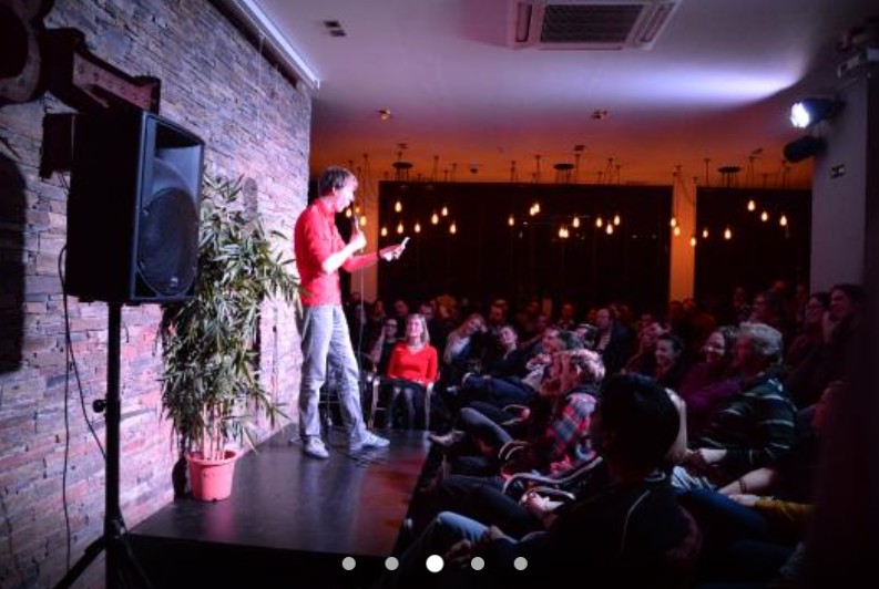 Stand up em Brasília promete risadas na terça com 10 comediantes no palco