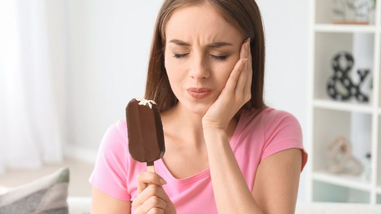Saiba por que algumas pessoas sentem dor no dente ao comer doce