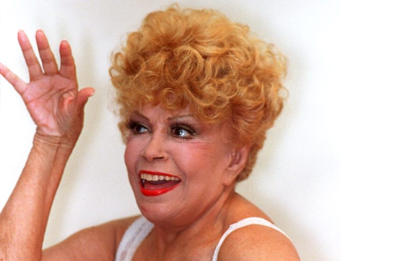 Espetáculo em homenagem a Dercy Gonçalves é realizado em Brasília
