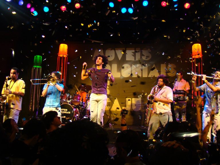 Móveis Coloniais de Acaju e baterista de Los Hermanos fazem show em Brasília