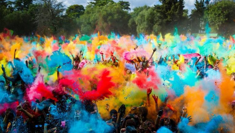 Festa das cores “Happy Holi” chega a Brasília