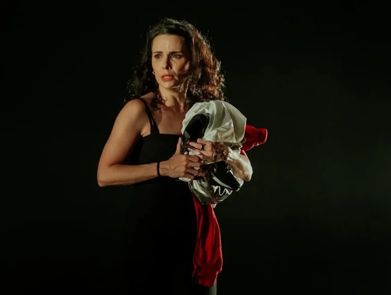 Débora Falabella traz espetáculo premiado a Brasília