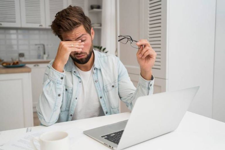 Vista cansada tem tratamento? Especialista explica o que acontece com a visão após os 40 anos