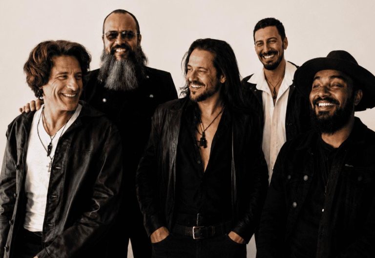 Show reúne clássicos do rock e flashback em noite especial na capital