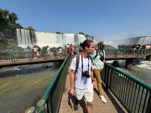 Turismo brasileiro cresce 6% em 2025 e Foz do Iguaçu acompanha alta com recorde de visitantes internacionais