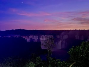Cataratas à noite? Conheça o passeio exclusivo no Parque Nacional do Iguaçu que surpreende quem faz