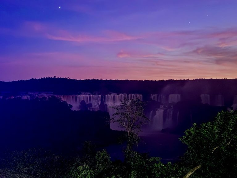 Cataratas à noite? Conheça o passeio exclusivo no Parque Nacional do Iguaçu que surpreende quem faz