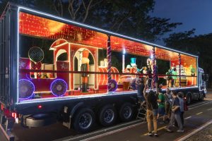 Desfile de Natal transforma as ruas de Foz em palco a céu aberto nesta sexta e sábado