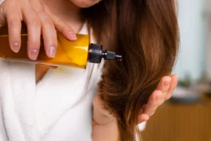 Cabelo precisa de protetor solar? Especialistas revelam o que quase ninguém faz no verão