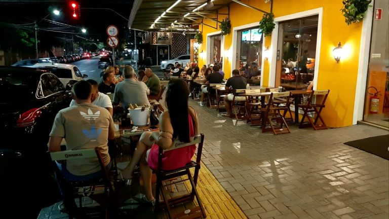 De trailer a parrilla: a rua do centro de Foz do Iguaçu que virou tour gastronômico