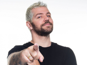 Victor Sarro em Foz do Iguaçu: humorista se apresenta no dia 22 de março