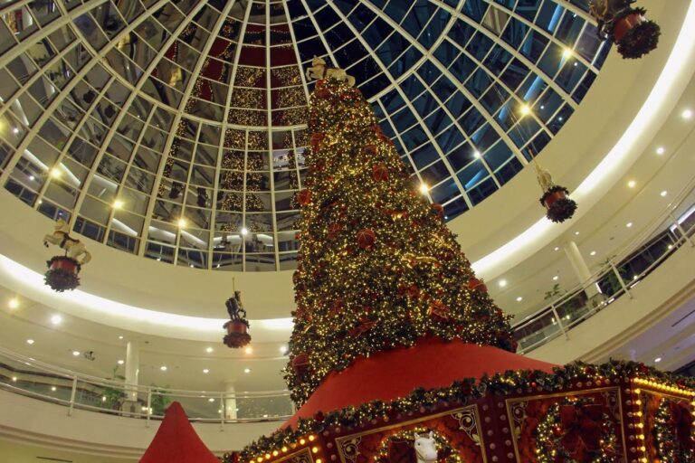 Shopping Flamboyant entra no clima de Natal com decoração temática de Paris