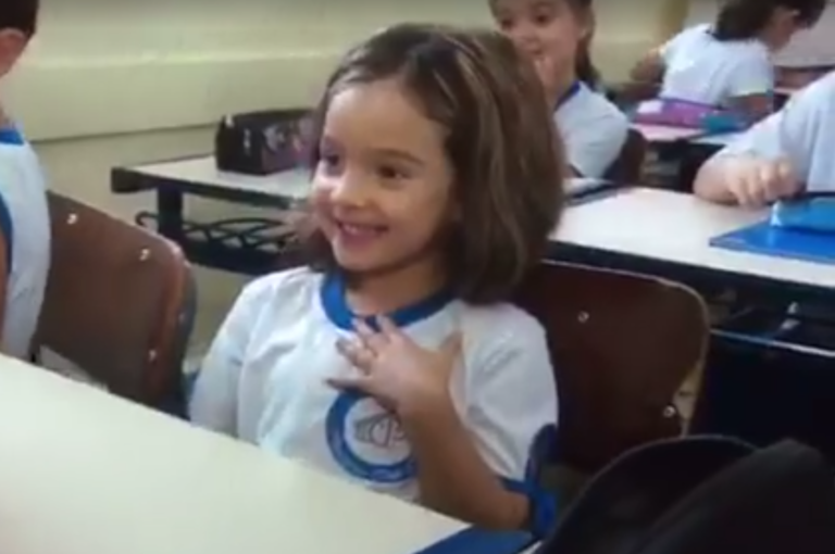 Criança ganha a internet com o bordão: ‘Me sentindo adorável’; veja o vídeo