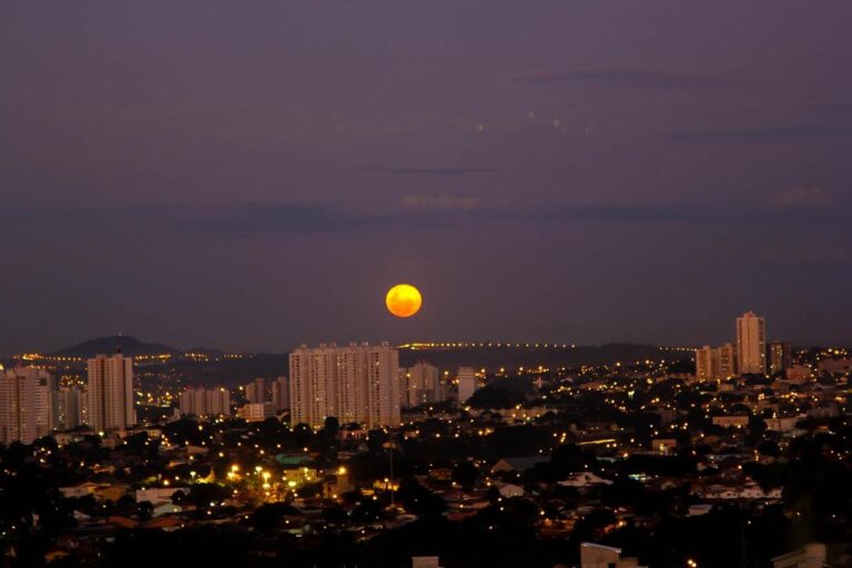 Grupo oferece telescópio para observar a Lua Cheia no Morro do Além neste fim de semana