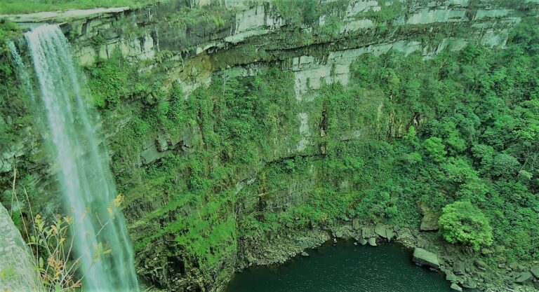 Cachoeira com queda de 96 metros é um verdadeiro paraíso perdido em Goiás